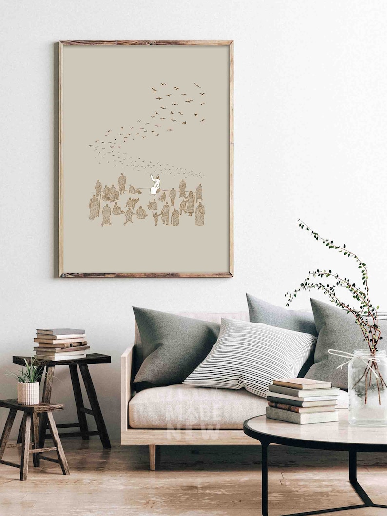 Pode incluir: Uma impress&atilde;o emoldurada de um desenho de linha minimalista em marrom sobre um fundo bege. O desenho representa uma pessoa em p&eacute; na frente de uma multid&atilde;o de pessoas com p&aacute;ssaros voando acima deles.