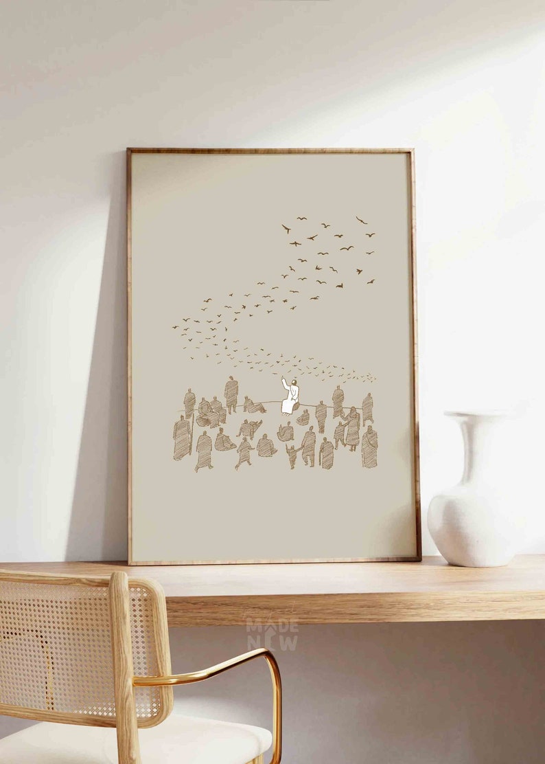 Pode incluir: Uma impress&atilde;o emoldurada de um desenho de linha minimalista de uma pessoa falando para uma multid&atilde;o de pessoas com p&aacute;ssaros voando acima. A impress&atilde;o est&aacute; em um fundo bege e &eacute; emoldurada em uma moldura de madeira clara.