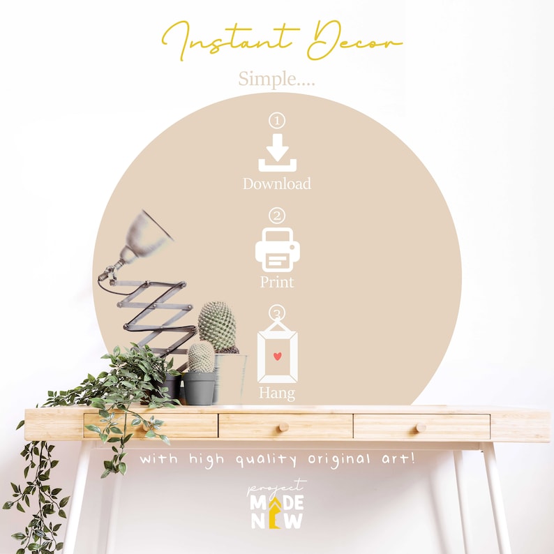 Może przedstawiać: Beżowe koło z białym tekstem i ikonami przedstawiającymi kroki tworzenia natychmiastowego wystroju: pobierz, wydrukuj i powies. Tekst brzmi "Instant Decor Simple..." i "z oryginalną sztuką wysokiej jakości!" Tekst "project MADE NEW" znajduje się w ż&oacute;łto-pomarańczowym logo.