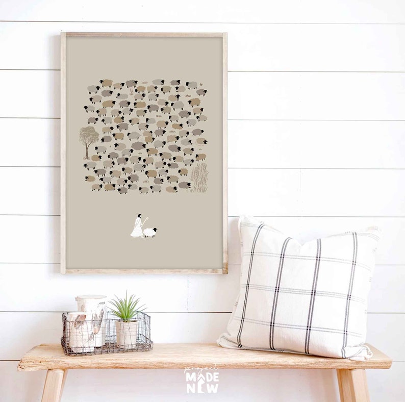 Puede incluir: Una impresi&oacute;n de arte imprimible beige con un marco blanco. La impresi&oacute;n presenta una ilustraci&oacute;n simple de un pastor con un bast&oacute;n y una manada de ovejas. El pastor est&aacute; de pie frente a las ovejas, que todas miran en la misma direcci&oacute;n. La impresi&oacute;n es de color beige claro con contornos negros.