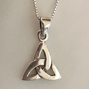 Triquetra Necklace. Irish Jewelry. Irish Love Knot Necklace. Sterling Silver Celtic Knot Necklace. Gift for her. Celtic Knot Pendant.