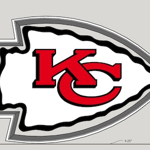 Puede incluir: Un logotipo "KC" blanco y rojo dentro de una forma de punta de flecha negra y blanca. La punta de flecha mide 10,8 cm de ancho y 7,6 cm de alto. Chiefs - TinyOwlSCutters.