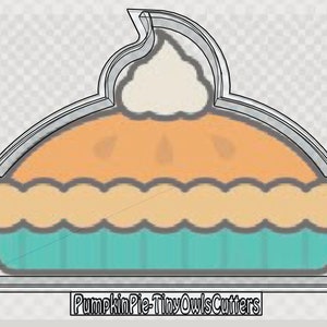 Puede incluir: Un cortador de galletas con forma de pastel de calabaza con un remolino de crema batida en la parte superior. El cortador está hecho de metal y tiene un acabado plateado. El texto "Pumpkin Pie - Tiny Owls Cutters" está impreso en la parte inferior del cortador.