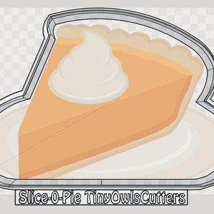 Puede incluir: Una rebanada de pastel de calabaza con crema batida encima, en un cortador de pastel de plástico transparente. El cortador está etiquetado como "Slice-O-Pie Tiny Owls Cutters".