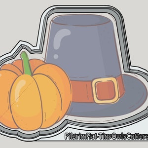 Puede incluir: Un juego de cortadores de galletas con temática de Acción de Gracias que incluye un sombrero de peregrino y una calabaza. El sombrero de peregrino es azul con un cinturón y una hebilla marrones. La calabaza es naranja con un tallo verde. Los cortadores de galletas están hechos por Pilgrim Hat-Tiny Owls Cutters.