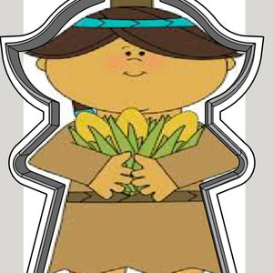 Puede incluir: Cortador de galletas con la forma de un niño nativo americano de dibujos animados sosteniendo maíz. El niño lleva un atuendo marrón, una diadema turquesa y un tocado de plumas. El texto "Native-TinyOwlsCutters" está en la parte inferior.