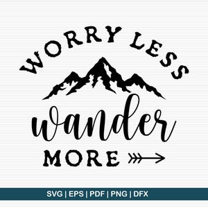 Könnte beinhalten: Schwarz-weißes Grafikdesign mit dem Text "Worry Less Wander More" über einer Bergkette und einem Pfeil. Geeignet für Outdoor-Enthusiasten und Reisende.