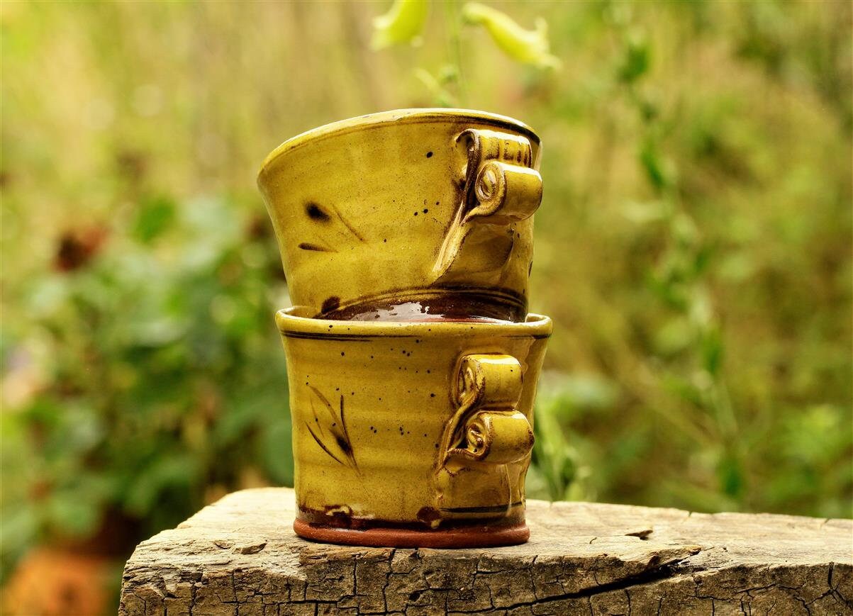 Deux Petites Tasses à Café en Poterie