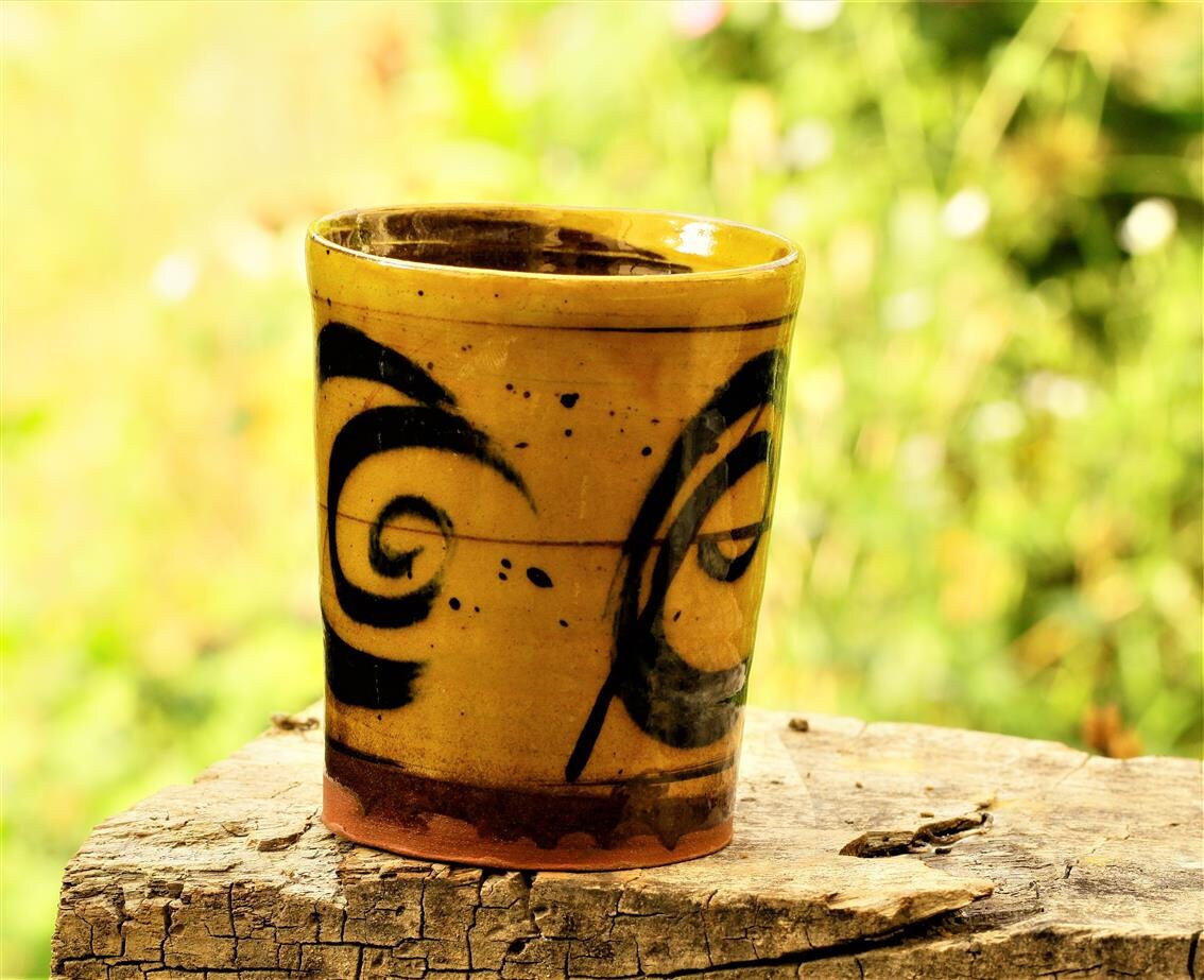 Grand Bécher Tourbillonnant Dans Un Glaçage Au Miel