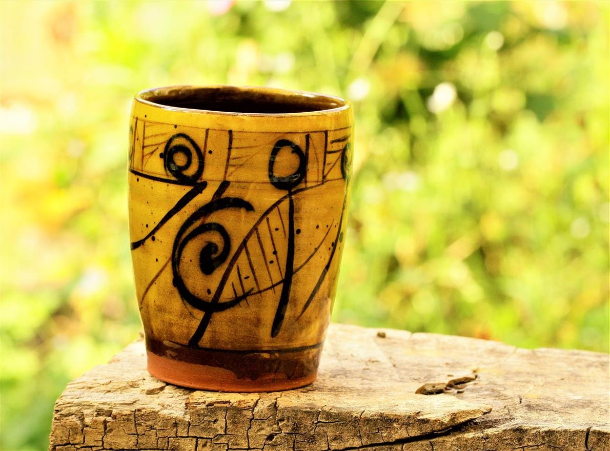 Bécher en Poterie Utilisant Des Matériaux Naturels Traditionnels.