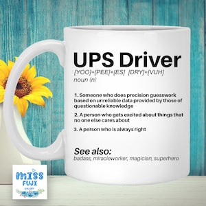 Peut inclure: Une tasse à café en céramique blanche avec un design graphique noir et blanc qui définit le terme "UPS Driver". Le graphique comprend une prononciation phonétique du terme et une liste de trois définitions. La tasse comprend également le texte "Voir aussi :" suivi d'une liste de quatre mots : "badass, miracleworker, magician, superhero".