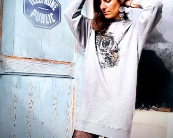 Lockeres Kleid aus Bio-Baumwolle, handbedruckt mit einem Gemälde des Künstlers P.pite