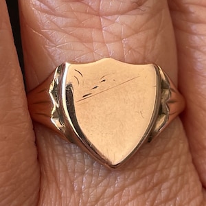 9ct gold Shield Signet ring 4.16grams Size T 1/2 US 9 3/4. Vintage Rose gold Shield 13.24mm x 12.60mm band 2.52mm wide