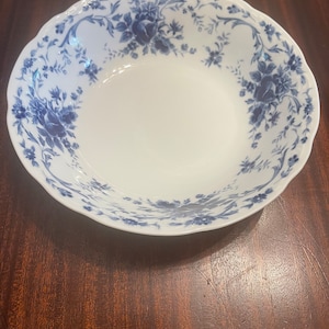 Vintage Rare Hoya blue/white floral vegetable bowl ( measurements are in photos)
