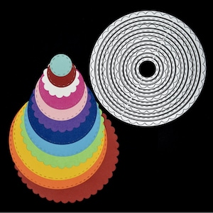 Könnte beinhalten: Ein Satz von 10 gewellten Kreisschablonen in verschiedenen Größen. Die Schablonen sind in Form eines Kegels angeordnet, wobei der größte Kreis unten und der kleinste oben liegt. Die Schablonen sind aus Metall und haben eine silberne Oberfläche.