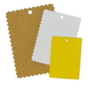 Puede incluir: Tres etiquetas rectangulares con bordes festoneados y un agujero en la parte superior. Las etiquetas son en tonos marrón, blanco y amarillo. Las etiquetas están superpuestas sobre un fondo blanco.