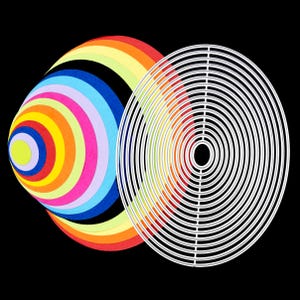 Puede incluir: Un proyecto de manualidades colorido con papel en capas en colores del arcoíris, junto a un conjunto de troqueles ovalados blancos. El papel está dispuesto en forma ovalada en capas, con los troqueles creando un elemento visual contrastante.