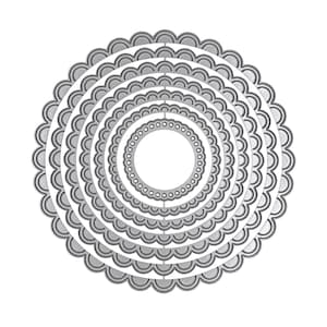Puede incluir: Un conjunto de seis troqueles de corte metálicos circulares anidados y dispuestos de forma concéntrica. Cada troquel presenta un borde festoneado, y el troquel central más pequeño muestra un patrón decorativo de puntos en el borde.