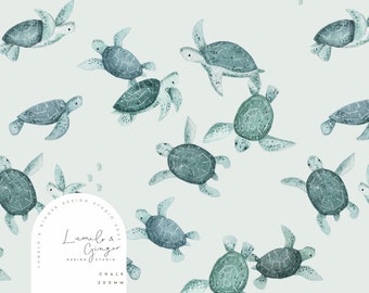 Può includere: Motivo senza cuciture con illustrazioni ad acquerello di tartarughe marine blu turchese su uno sfondo blu chiaro. Il motivo include il testo "Lumelo & Ginger Design Studio 2023 Chalk 200mm".