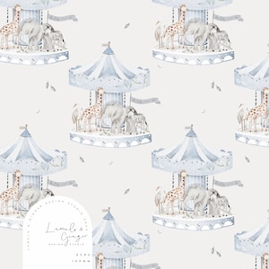 以下が含まれることがあります： キリン、ゾウ、シマウマ、コウノトリが乗った青と白のメリーゴーラウンドの水彩画です。メリーゴーラウンドは薄いグレーの背景に、小さな緑の葉が散りばめられています。メリーゴーラウンドの上には「Hello Little One」と書かれたバナーがあります。