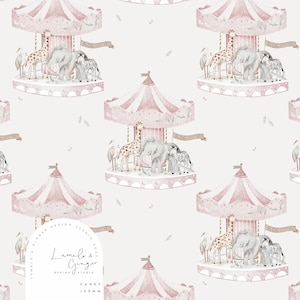 以下が含まれることがあります： ピンクと白のメリーゴーラウンドに、キリン、ゾウ、コウノトリ、シマウマがいます。メリーゴーラウンドは、ピンクと白の花柄の白い背景に置かれています。メリーゴーラウンドの上には、「Hello Sweet One」という文字が書かれたバナーがあります。