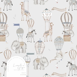以下が含まれることがあります： 薄いグレーの背景に、茶色、グレー、青の色合いのキリン、シマウマ、ゾウ、熱気球が描かれた、幻想的なデザインのシームレスパターン。パターンには、「Lumelo & Ginger Design Studio 2023 Post 220mm」というテキストが含まれています。