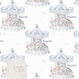 Op de afbeelding: Een naadloos patroon met een aquarel-illustratie van een blauwe en witte draaimolen met een giraffe, een olifant, een zebra en een vogel. De draaimolen is omgeven door groene bladeren en de tekst "Hello little one" staat op een banner. Het patroon is perfect voor stof, behang of andere creatieve projecten.