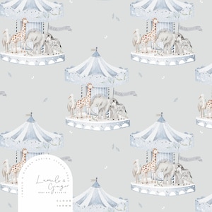 以下が含まれることがあります： キリン、ゾウ、シマウマ、鳥が乗ったメリーゴーラウンドの水彩画です。メリーゴーラウンドは青と白で、