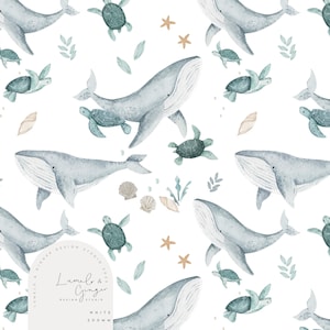 Peut inclure: Un motif sans couture avec des illustrations d'eau de baleines, de tortues de mer et d'étoiles de mer sur un fond blanc. Le motif est dans des tons de bleu, vert et marron.