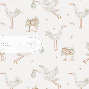 以下が含まれることがあります： 赤ちゃん用のゆりかごや小さな包み物を運ぶコウノトリの水彩画のシームレスパターン。背景は薄いベージュで、小さなハートと花のアクセントが施されています。このパターンは、ベビーナーサリーの装飾や生地に最適です。