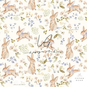 Könnte beinhalten: Ein sich wiederholendes Muster mit Aquarellillustrationen von hellbraunen Hasen mit blauen Schleifen, durchsetzt mit pastellfarbenen Blumen und Blättern auf cremefarbenem Hintergrund. Der Text "LUMILO AND GINGER" und "design studio" sind sichtbar.