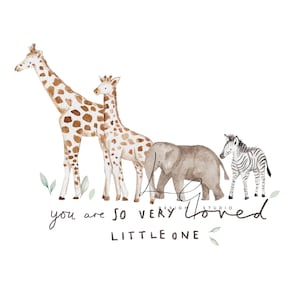 Puede incluir: Ilustración de acuarela de una jirafa, una cebra, un elefante y una jirafa más pequeña. Los animales están alineados en una fila. El texto "you are so very loved little one" está escrito debajo de los animales.