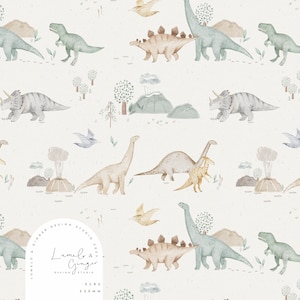 Puede incluir: Un patrón sin costuras con ilustraciones de acuarela de dinosaurios en varias poses, incluyendo un braquiosaurio verde, un estegosaurio marrón, un triceratops gris y un pterodáctilo azul. El patrón también incluye árboles verdes, rocas marrones y nubes grises sobre un fondo blanco. El patrón está etiquetado como "Lumelo & Ginger Design Studio 2023" y "Ecru 220mm".