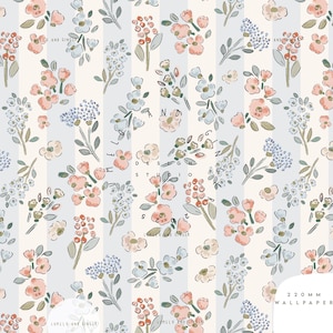 Pode incluir: Design de papel de parede floral com flores pêssego, brancas e azuis e folhas verdes sobre um fundo listrado. O design inclui o texto "LUMILO AND GINGER" e "LAND DESIGN STUDIO". O papel de parede tem 220 mm de largura.