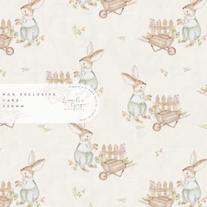以下が含まれることがあります： ウサギが手押し車を押している水彩画のシームレスパターン。ウサギは青いオーバーオールと白いシャツを着ています。手押し車は茶色で木製の車輪が付いています。背景は薄いベージュで緑の葉が描かれています。
