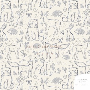 Può includere: Motivo color crema con illustrazioni disegnate a mano di animali del bosco, tra cui orsi, cervi, volpi, conigli ed echini. Il design incorpora anche elementi floreali e fogliari, con il testo "LUMINA AND GINGER" e "220 MM CARD NON EXCLUSIVE".