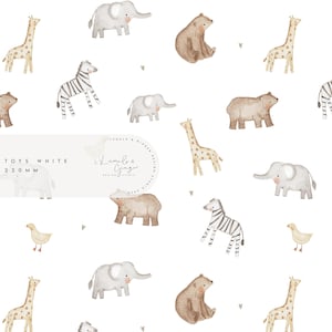 以下が含まれることがあります： 水彩画で描かれたキリン、シマウマ、ゾウ、クマ、鳥などの様々な動物が繰り返し描かれた白い背景。画像の中央には「TOYS WHITE 220MM」というテキストが表示されています。