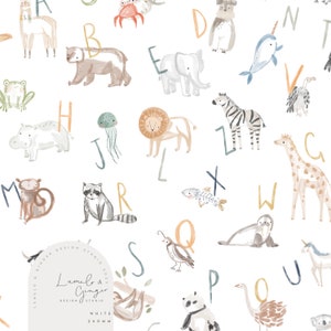 Könnte beinhalten: Ein weißer Hintergrund mit einem bunten Alphabetmuster mit Tieren und Buchstaben. Die Buchstaben sind in verschiedenen Farben und Schriftarten gehalten, und die Tiere sind in einem skurrilen Stil illustriert. Zu den Tieren gehören ein Lama, ein Bär, ein Elefant, ein Zebra, ein Löwe, eine Giraffe, ein Flusspferd, ein Affe, ein Waschbär, ein Fisch, ein Vogel, eine Robbe, ein Einhorn und ein Strauß.