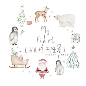 Könnte beinhalten: Aquarell-Illustration einer Winterszene mit einem Pinguin, einem Reh, einem Eisbären, dem Weihnachtsmann und einem Schlitten. Der Text "My First Christmas" steht in der Mitte des Bildes.