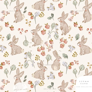 Peut inclure: Motif répété avec des lapins brun clair, des fraises et des éléments floraux sur fond crème. Le motif comprend le texte "LUMELO AND GINGER" et "220 MM CARD MOM EXCLUSIVE".