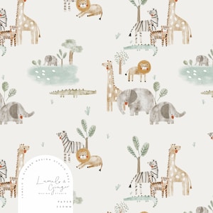 Puede incluir: Un patrón sin costuras que presenta una variedad de animales de safari, incluyendo jirafas, cebras, elefantes, leones y cocodrilos. Los animales están ilustrados en un estilo caprichoso con colores apagados y un fondo blanco.