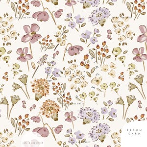 Peut inclure: Motif floral avec des fleurs aquarelles roses, violettes et jaunes sur fond crème. Le motif comprend divers types de fleurs, baies et feuilles. Le texte "DESIGN STUDIO" et "LUMILO AND GINGER" est visible. La taille de la carte est de 220 mm.