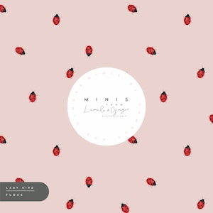Könnte beinhalten: Ein rosa Hintergrund mit einem sich wiederholenden Muster aus roten Marienkäfern. Ein weißer Kreis in der Mitte des Bildes enthält den Text "MINIS FROM Lumelo & Ginger DESIGN STUDIO".