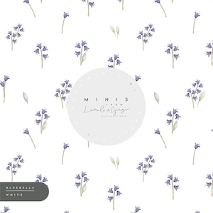 Peut inclure: Un motif sans couture représentant de délicates campanules dans des tons de violet et de bleu, avec des tiges et des feuilles vertes. Le motif est sur un fond blanc et comprend un logo circulaire qui indique "minis from Lumi & Ginger design studio".