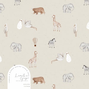 以下が含まれることがあります： ベージュの背景に、キリン、シマウマ、ゾウ、クマ、コウノトリなど、水彩画で描かれた動物のイラストが繰り返しパターンで描かれています。コウノトリは小さな白い袋を持っています。画像の下部には円の中に「Lumelo & Ginger Design Studio 2021」というテキストがあります。「Board 160mm」というテキストは円のすぐ下にあります。