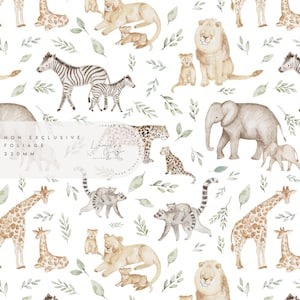 Pode incluir: Um padrão sem costura que apresenta ilustrações em aquarela de vários animais, incluindo girafas, zebras, leões, elefantes, leopardos e lêmures. Os animais são representados em uma paleta de cores marrom claro e bege, com acentos de folhagem verde. O padrão é adequado para tecidos, papel de parede ou outros projetos de design. O texto "NON EXCLUSIVE FOLIAGE 220MM" está incluído na imagem.
