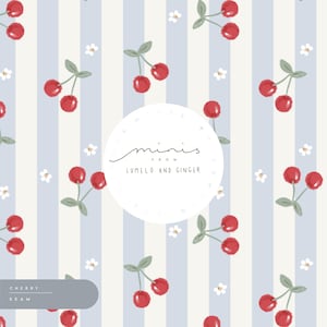 Puede incluir: Un patrón repetido de cerezas rojas con tallos verdes y pequeñas flores blancas sobre un fondo a rayas azul claro y blanco. El texto "minis from Lumelo and Ginger" está en un círculo blanco.