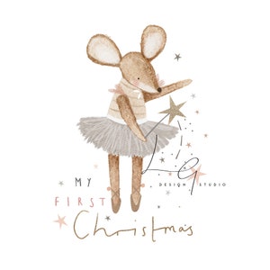 Peut inclure: Illustration à l'aquarelle d'une souris ballerine tenant une baguette étoilée. La souris porte un tutu et des chaussons de danse. Texte "My First Christmas" et "LG Design Studio". Palette de couleurs douces avec des étoiles.