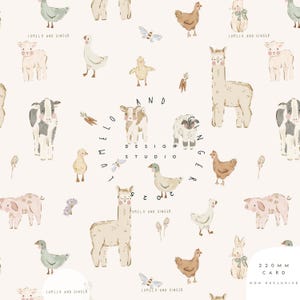 Può includere: Un motivo ripetuto di animali della fattoria ad acquerello, tra cui mucche, pecore, galline, anatre, maiali e lama. Il design include il testo "LUMLLO AND GINGER" e "MELO AND DESIGN STUDIO". La carta è di 22 cm.