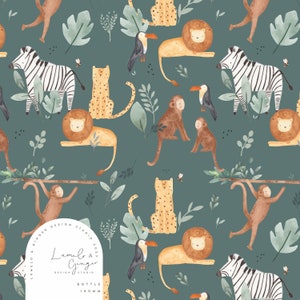 Könnte beinhalten: Ein nahtloses Muster in Tealblau mit verschiedenen Dschungeltieren, darunter ein Zebra, ein Löwe, ein Affe, ein Tukan und ein Gepard. Das Muster enthält auch grüne Blätter und Ranken. Der Text "Lumelo & Ginger Design Studio 2023 Bottle 180mm" befindet sich in einem weißen Kreis in der linken unteren Ecke.